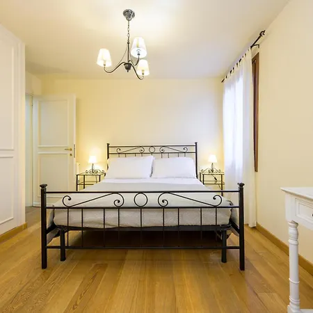 Ca' Frezzeria Apartment *